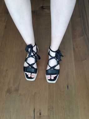 Max Mara black leather sandals with criss-cross straps Size 39 #maxmara #luxury